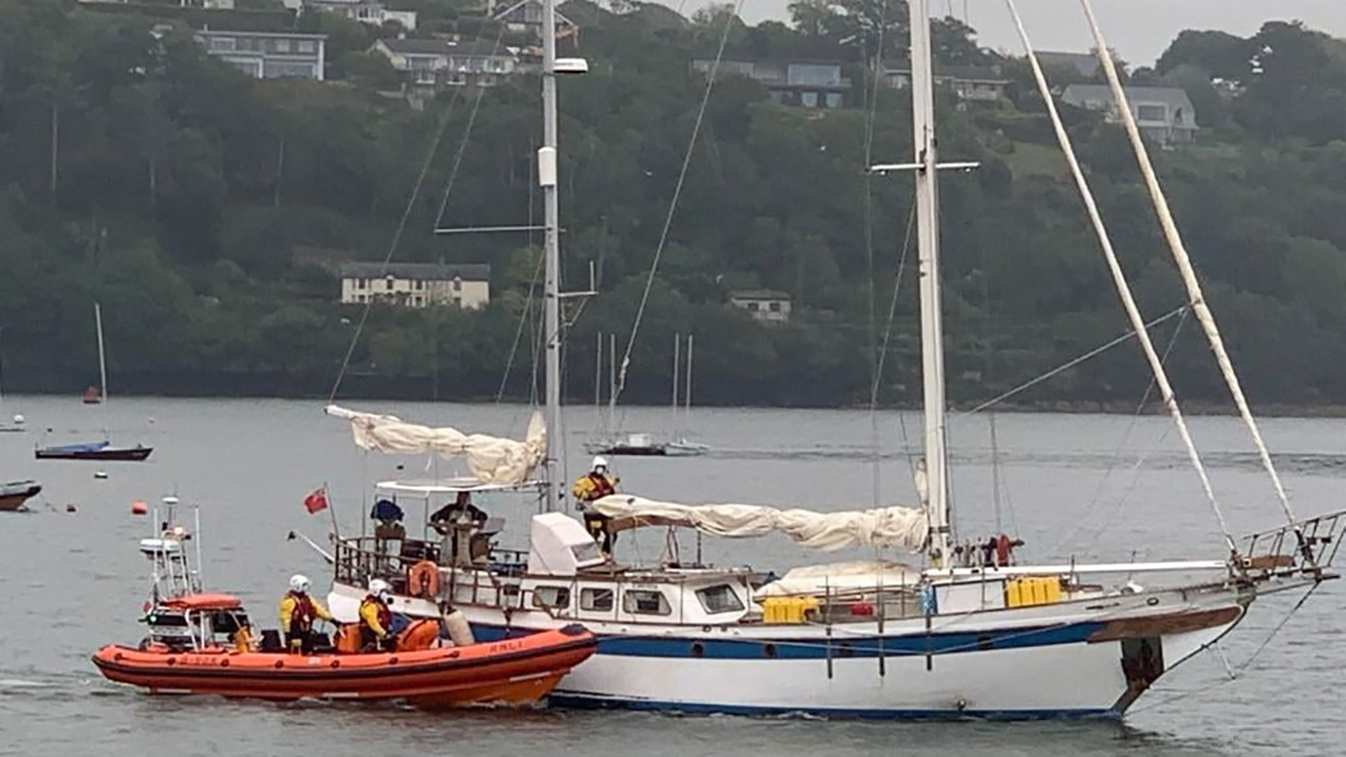 Kinsale RNLI board the casualty yacht to assist the skipper